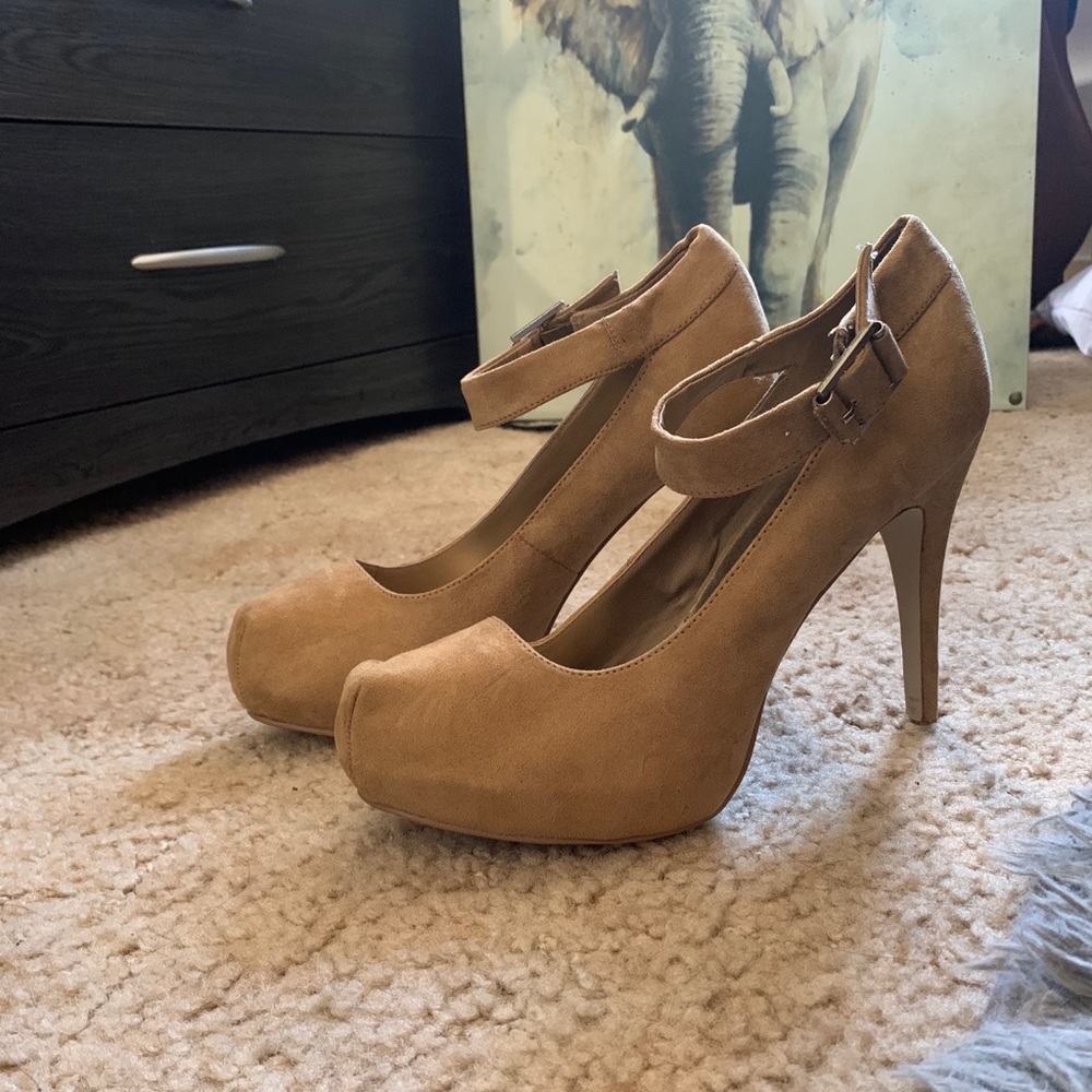 Platform suede heels with buckle